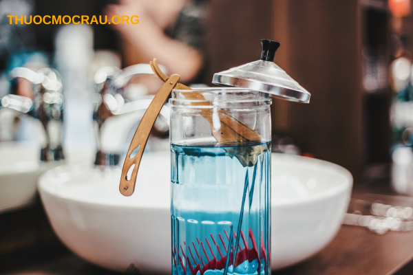 Dùng cồn hoặc rượu để khử trùng