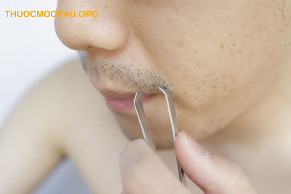 Tác động của nhổ râu đến sức khỏe da mặt