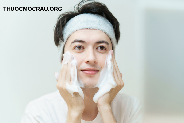 Làm sạch da ngay sau khi nhổ râu