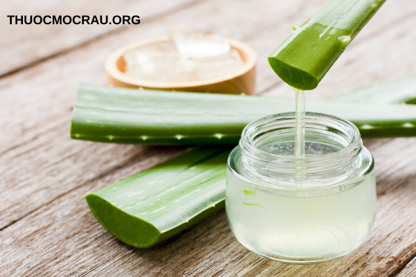 Thoa gel hoặc kem dưỡng dịu da